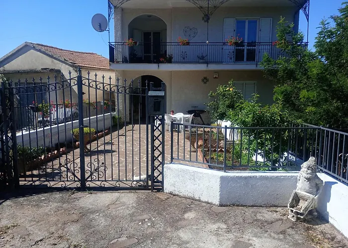 Yasmir Bed & Breakfast